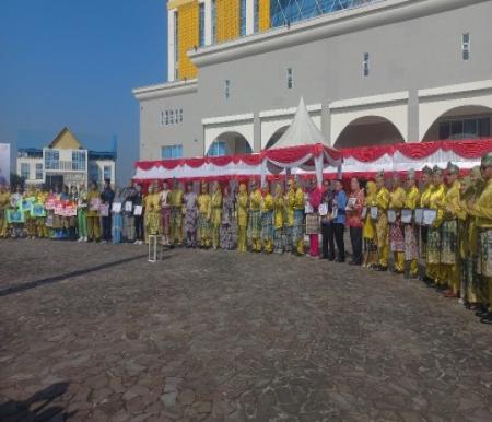 Ratusan ASN dan THL mengenakan baju Melayu di upacara HUT Kota Pekanbaru ke-240 (foto/Dini)