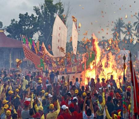 Festival Bakar Tongkang Festival yang masuk Kharisma Event Nusantara 2024 Menparekraf RI (foto/int)