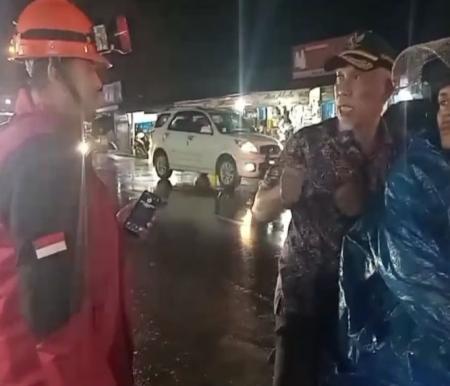 Gubernur Sumbar Mahyeldi menaiki ojek usai terjebak longsor di Sitinjau Lauik, Minggu (12/5/2024) malam.