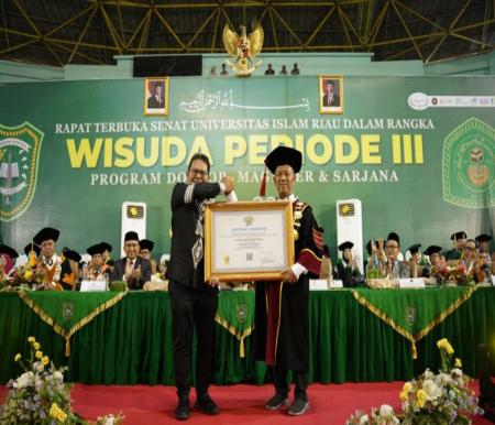 Rektor UIR, Prof Syafrinaldi terima sertifikat Akreditasi Unggul dari Direktur Dewan Eksekutif BAN-PT, Prof Ari (foto/ist)