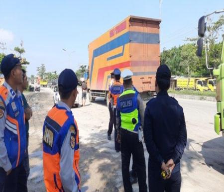 Razia truk ODOL di Jalan Riau Ujung.(foto: tribunpekanbaru.com)