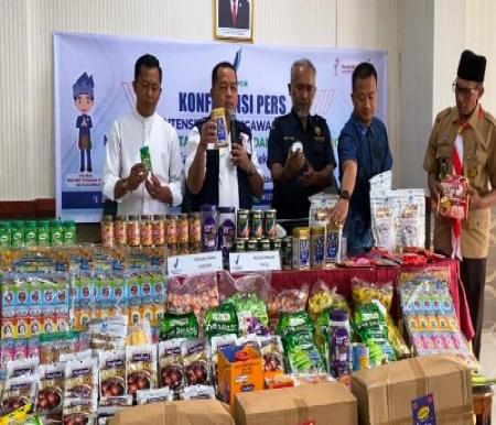 BBPOM Pekanbaru amankan sejumlah makanan tanpa izin edar.(foto: int)