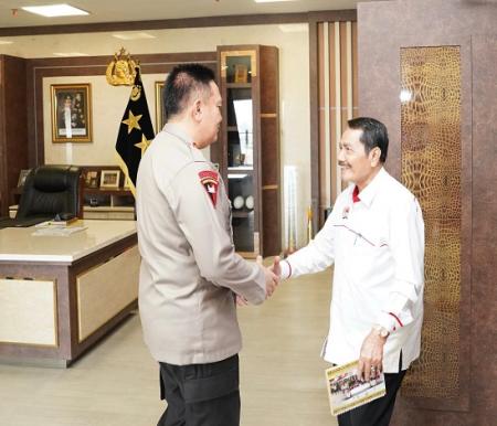 Kapolda Riau bersama Ketua FPK. Foto Ist