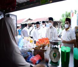 Gubernur Riau, Syamsuar, didampingi Kadis Perindustirian dan Perdagangan UMKM meninjau pelaksanaan Pasar murah di Kabupaten Pelalawan.