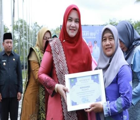 Upacara Peringatan Hari Ibu ke-96, Hari Bela Negara ke-76 dan Hari Kesetiakawanan Sosial Nasional ke-75 berjalan khidmat berlangsung di Lapangan Kantor Bupati Siak (foto/diana)