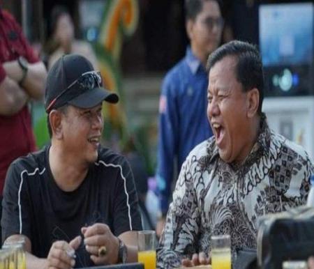 Suhardiman Amby bersama Ketua DPC Demokrat Kuansing.(foto: tribunpekanbaru.com)
