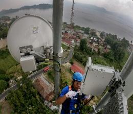 Teknisi XL Axiata sedang melakukan pemeriksaan terhadap perangkat BTS di daerah Wisata Danau Toba, Samosir. 