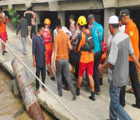 Proses evakuasi jenazah nelayan yang sempat hilang di perairan Panipahan, Rohil.(foto: mcr)