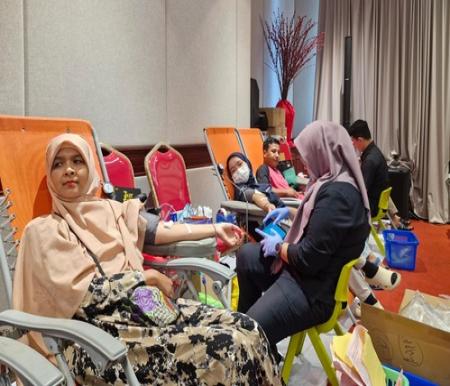 Suasana pengambilan darah peserta donor darah massal yang digelar KDD RAPP di Hotel Unigraha, Pangkalankerinci, Pelalawan, Sabtu (12/2/2025). (Foto: Istimewa)