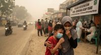 Belasan ribu warga Riau terserang ISPA akibat kabut asap karhutla.(ilustrasi/AI/halloriau.com)