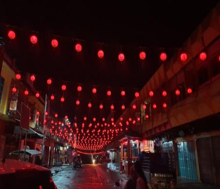 Suasana jelang Imlek 2025 di Jalan Karet, Pekanbaru, merah merona dengan lampion (foto/dini)