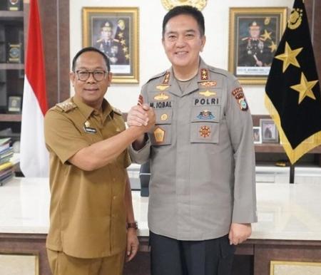 Pj Gubernur Riau saat bertemu Irjen Mohammad Iqbal.