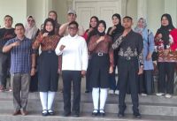 Bupati Pelalawan, Zukri melepas tiga calon Paskibraka tingkat Provinsi Riau (foto/Andy)