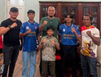 Bupati Inhu, Ade Agus suntik semangat tiga atlet Muaythai yang wakili Riau di Kejurnas 2026 (foto/ist)