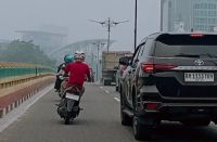 Kabut asap makin tebal, gedung-gedung besar di Pekanbaru hampir tak terlihat (foto/Mimi)