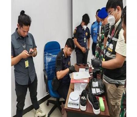 Petugas Bandara SSK II dan TNI AU Gagalkan Pengiriman Narkoba 101 Gram Sabu & 100 Ekstasi
