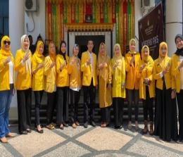 Sekretaris DPD II Partai Golkar Kota Pekanbaru, Roni Amriel bersama jajaran usai melakukan pendaftaran Bacaleg di KPU (foto/mimi-halloriau)