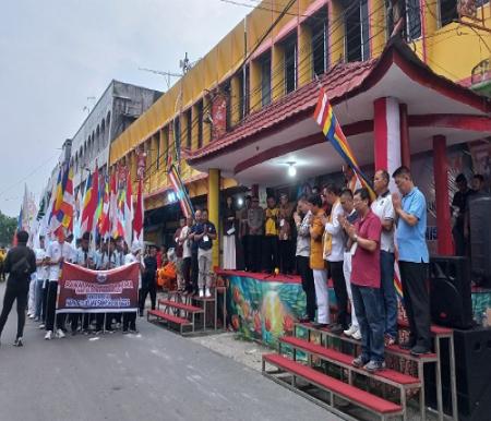 Pawai Waisak Bersama Umat Buddha Pekanbaru di Jalan Karet.(foto: dini/halloriau.com)