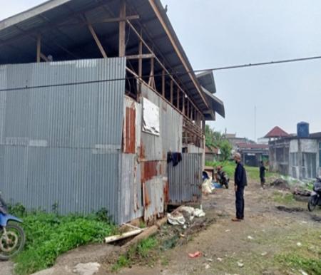 Dinas Lingkungan Hidup dan Kebersihan Kabupaten Inhil saat cek lokasi rumah potong (foto/ayendra)