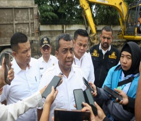 Pasca penetapan status darurat sampah, Pj Walikota Pekanbaru, Roni Rakhmat tinjau langsung pengangkutan (foto/MC.Riau)