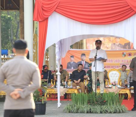 Pj Walikota Pekanbaru Risnandar Mahiwa Membacakan Pidato Saat Memimpin Apel Kesiapsiagaan Bencana, Sabtu (15/06/2024) di Lapangan Purna MTQ Pekanbaru