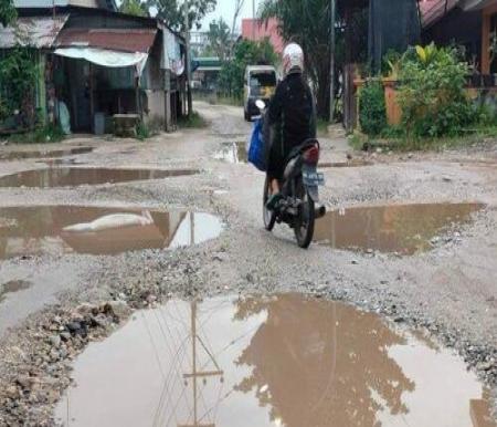 Kondisi Jalan Tj Baru Kecamatan Lima Puluh, Pekanbaru seperti kubangan. (Foto: Tribun Pekanbaru/Syafrudin Mirohi)