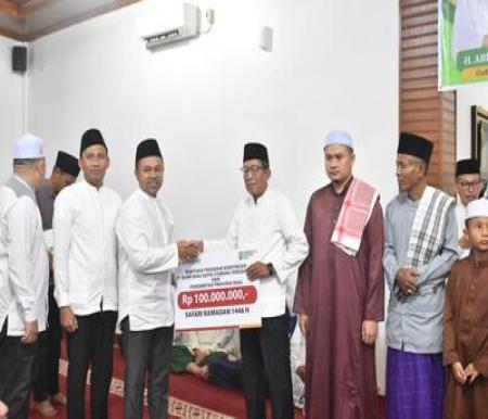 Pemprov Riau dan BRK Syariah salurkan bantuan untuk masjid Al Amin di Pekanbaru. (Foto: Sri Wahyuni)