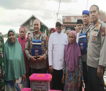 Bupati Zukri dampingi Wakapolda Riau Brigjen Pol Adrianto tinjau lokasi banjir (foto/Andy)