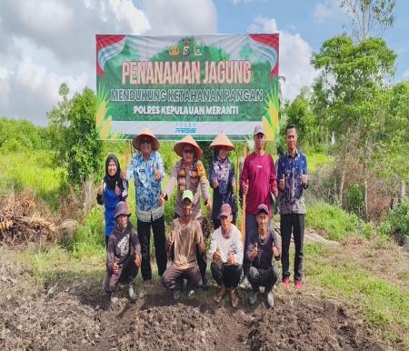 Polsek Tebing Tinggi Barat, Polres Kepulauan Meranti melaksanakan kegiatan penanaman jagung di Desa Mantiasa