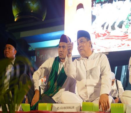 Pj Gubernur Riau, SF Hariyanto bersama Ustaz Abdul Somad saat tabligh akbar HUT ke-67 Riau di Masjid Raya Annur Riau.(foto: mcr)