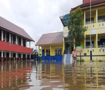 Ilustrasi belasan sekolah terendam banjir di Pekanbaru (foto/int)