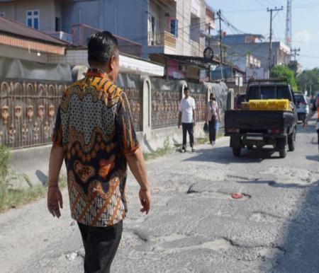 Pj Gubernur Riau, SF Hariyanto saat meninjau jalan rusak di Pekanbaru.(foto: mcr)