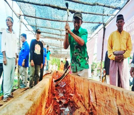 Hairun tampak sibuk mengayunkan kapaknya, untuk membuat Jalur Pangeran Karamat Tangan Biso di Kampung Baru, Sentajo Raya (foto/Ali)