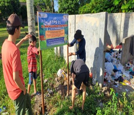 Mahasiswa Kukerta Unri Pasang Plang Penomoran TPS di Bencah Lesung