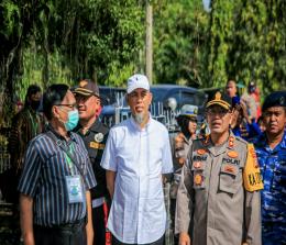 Walikota Dumai H Paisal didampingi Kapolres Dumai AKBP Nuranto meninjau lokasi perayaan natal. (foto/Bam)