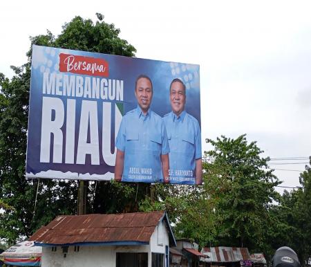 Baliho sosialisasi paslon Gubernur dan Wakil Gubernur Riau, Abdul Wahid-SF Hariyanto, di bundaran Tugu Songket (foto:rinai/halloriau) 