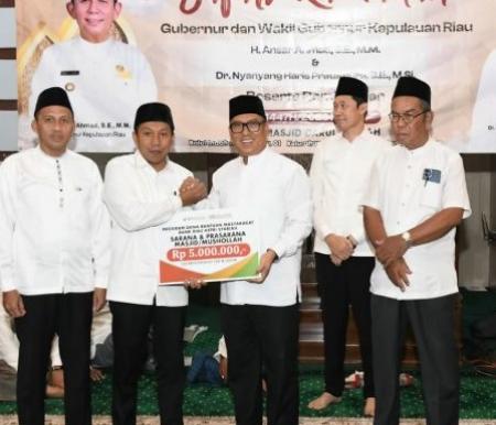 Wagub Kepri Serahkan CSR BRK Syariah di Safari Ramadan Batam untuk Masjid Tertua Tanjung Uma