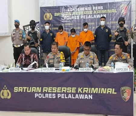 Kapolres Pelalawan AKBP Suwinto mengungkap kasus pelecehan seksual anak (foto/Andi)