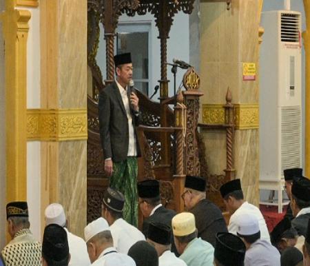 Bupati Rohil, Afrizal Sintong saat akan salat Iduladha 1445 Hijiriah di Masjid Agung Al-Ikhlas.(foto: afrizal/halloriau.com)