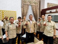 Menteri LH RI, Jumhur Hidayat bersama Sahabat Lingkungan Hidup Riau dari Ketua Sahabat Lingkungan Hidup Riau Muhammad Akhyar (foto/ist)