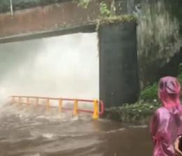 Air terjun Lembah Anai meluap ke jalan, akses lalu lintas Padang-Padang Panjang lumpuh total, Minggu (22/12/2019).