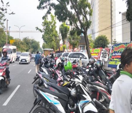 Jalan Sudirman dipadati kendaraan yang parkir untuk melihat pelantikan DPRD Pekanbaru (foto/dini)