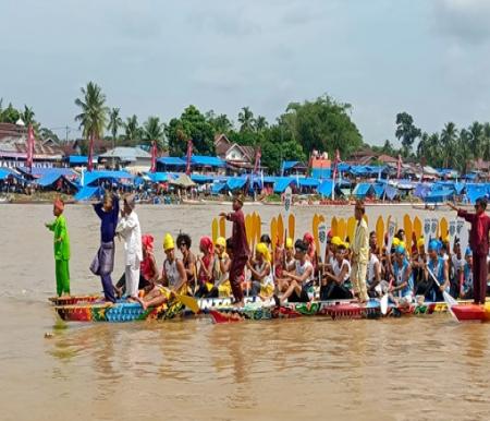 Empat jalur dari Kabupaten Kuansing yang disponsori RAPP mengikuti parade jalur di hari pertama Event Nasional Pacu Jalur Kuansing 2024 (foto/ist)