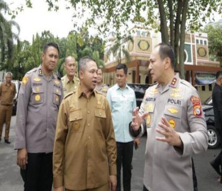 Gubernur Riau, Abdul Wahid dan Kapolda Riau, Irjen Pol Herry Heryawan menggelar pertemuan di Kantor Gubernur Riau, Kota Pekanbaru. (Foto: Media Center Riau)