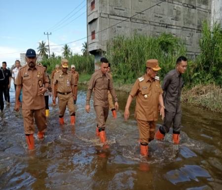 Bupati Bistamam lakukan pengecekan banjir di Rohil. (Foto: Afrizal)