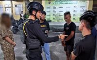 Polisi amankan para pelaku penipuan dan pemerasan melalui MiChat.(foto: barkah/halloriau.com)