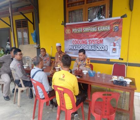 Polsek Simpang Kanan laksanakan program cooling system menyasar aparat desa dan tokoh masyarakat (foto/afrizal)