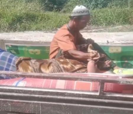 Tangkapan layar video yang memperlihatkan kendaraan yang membawa pasien menuju Puskesmas Pulau Burung terperosok akibat jalan rusak.