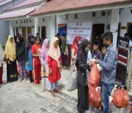 PFI Pekanbaru menyerahkan paket sembako.