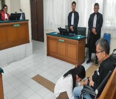 Marisa Putri, terdakwa bersimpuh meminta maaf ke suami dari Renti, korban kecelakaan maut di Pekanbaru (foto/Antarariau) 